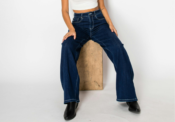 Jakie buty najlepiej komponują się z jeansami wide leg i mom fit jesienią 2025?