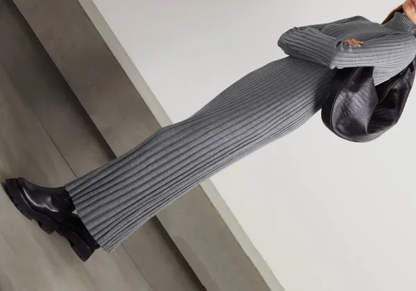 Jesienne stylizacje z sukienką maxi – jakie buty i torebkę dobrać?