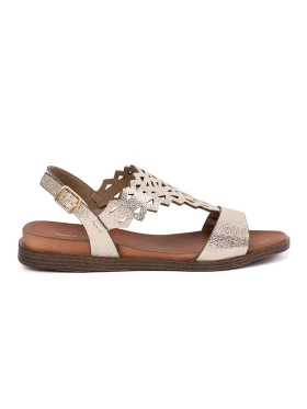 Złote sandały z ażurowymi zdobieniami