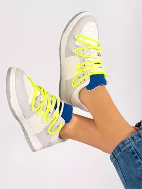 Buty sportowe  z żółtymi sznurówkami