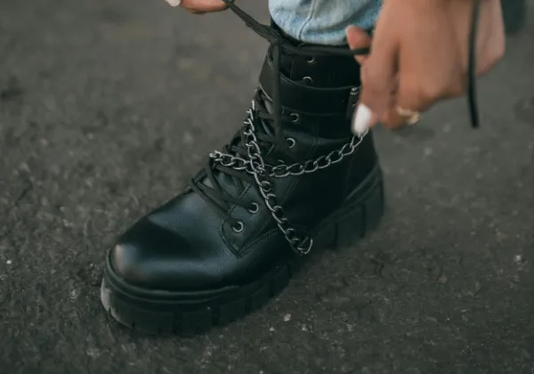 Jak nosić buty w stylu militarnym (wojskowym)?