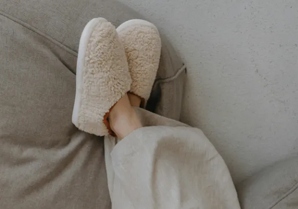 Jak wyglądać modnie w domu? Stylowe kapcie