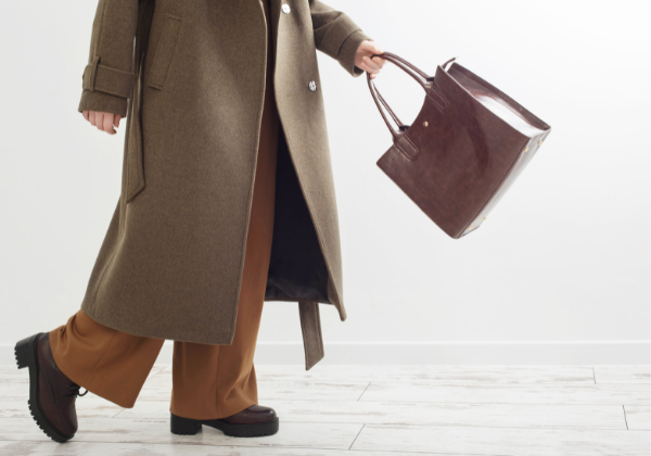 Jesienna metamorfoza: jak dobrać torebkę do płaszcza i botków?