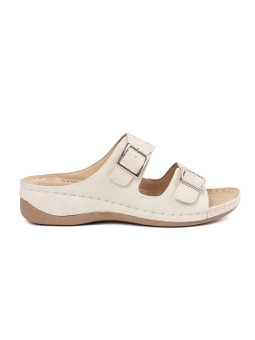 Sandały na niskim koturnie z klamrami jasnobeżowe