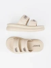 Jasnobeżowe klapki damskie na platformie