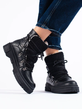 Black snow boots with cozy lining