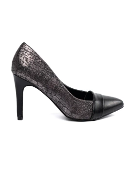 Black pumps with snake pattern