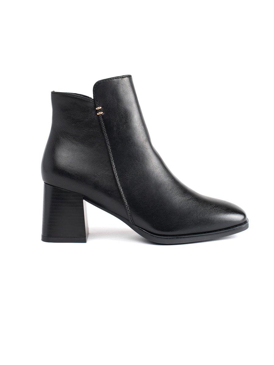 Chic Black Heeled Booties
