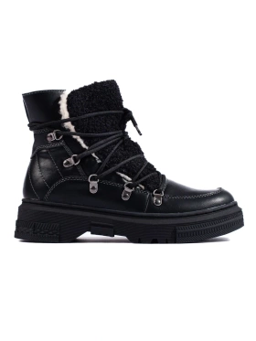 Black snow boots with cozy lining