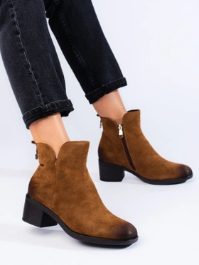 Brown ankle boots with low block heel by Vinceza