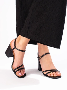 Vinceza Black Wide-Heeled Sandals