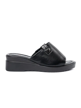 Czarne klapki na platformie ażurowe