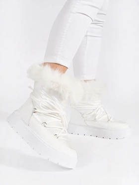 White Fur-Lined Snow Boots with Chunky Soles